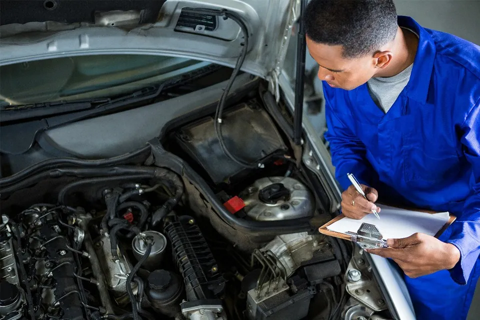 Com qual frequência devo fazer manutenção no meu carro?
